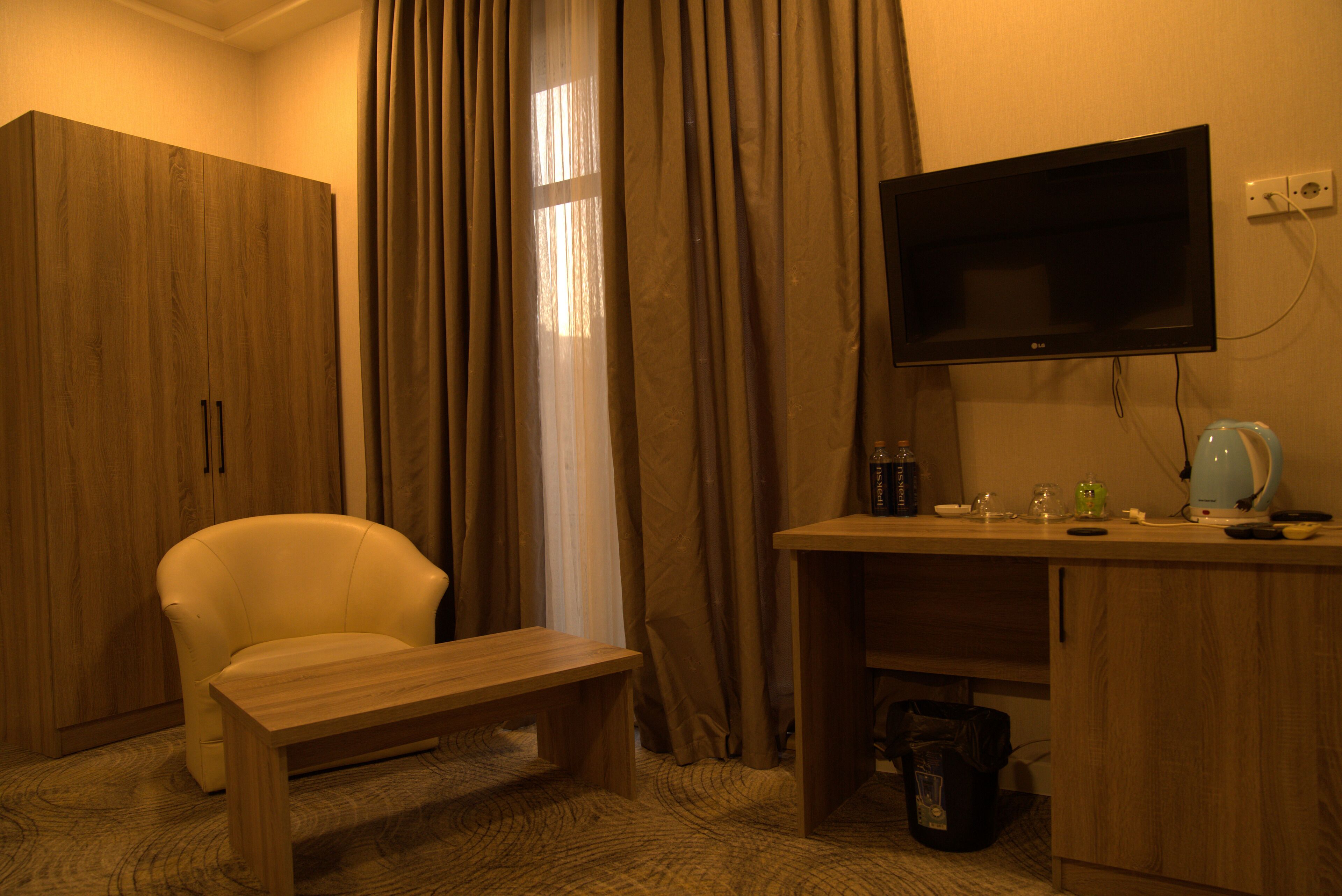 1 bedroom, premium bedding, memory-foam beds, minibar