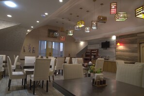 早餐，供應午餐和晚餐