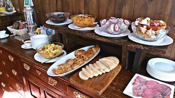 Desayuno completo gratuito y diario