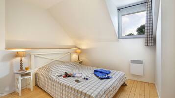 Dilengkapi dengan perabotan berbeda-beda dan setrika/meja setrika