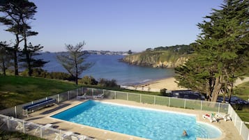 Piscina coperta, piscina stagionale all'aperto, lettini