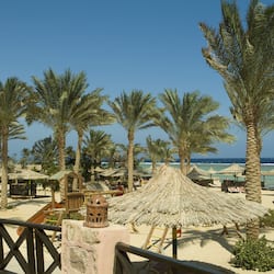 Playa privada, arena blanca, sombrillas, toallas de playa