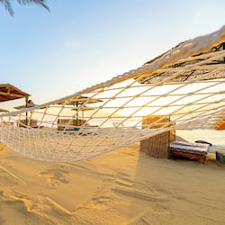 Playa privada, arena blanca, sombrillas, toallas de playa