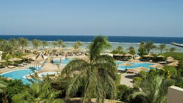 4 piscines extérieures, chaises longues