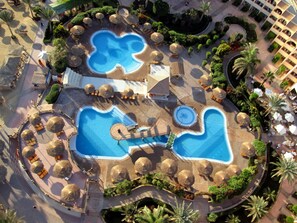 4 outdoor pools, sun loungers
