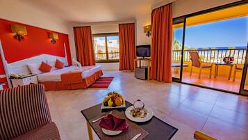 Camera Junior, di fronte alla spiaggia | Minibar, una cassaforte in camera, una scrivania, tende oscuranti