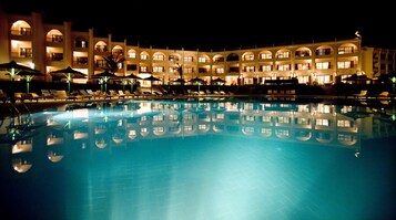 4 piscinas al aire libre, sillones reclinables de piscina