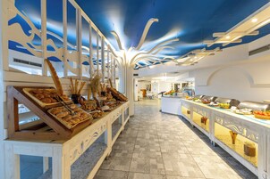 4 restaurantes; se sirve desayuno y cena; cocina italiana