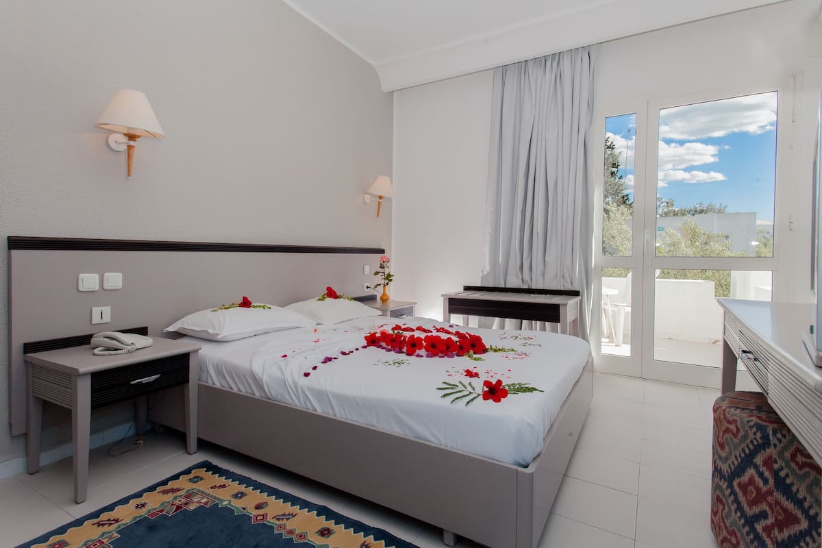 Standard Room | Free cribs/infant beds, bed sheets