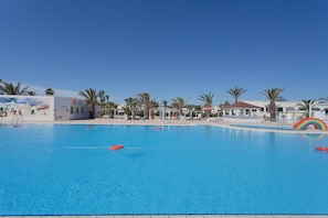 2 สระว่ายน้ำกลางแจ้ง, เก้าอี้อาบแดดริมสระ