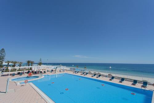 2 piscines extérieures, chaises longues