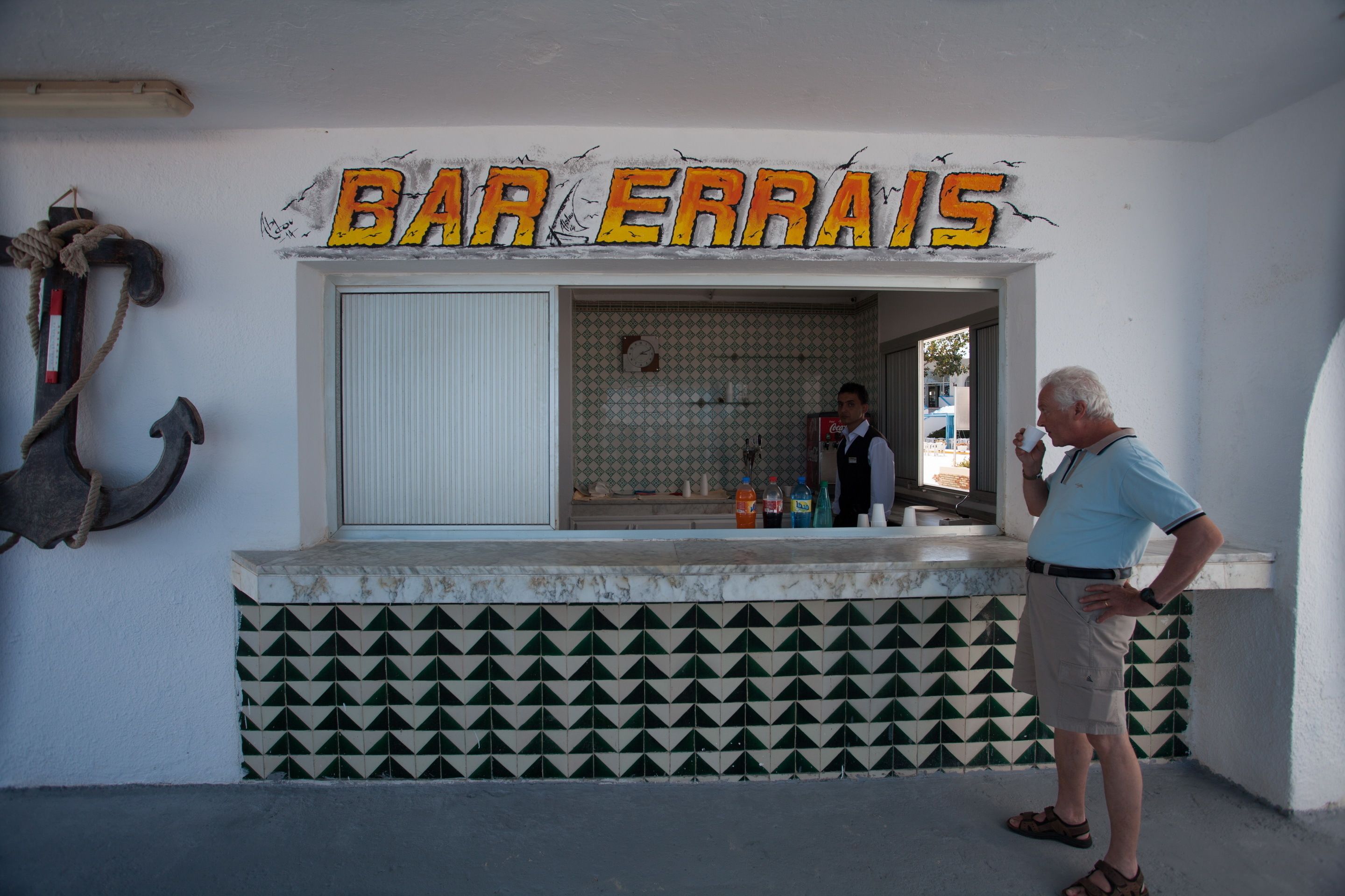 Un bar llamado 'BAR ERRAIS' con una pared de azulejos y una barra.