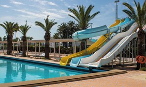 2 piscines extérieures, chaises longues