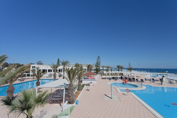 2 สระว่ายน้ำกลางแจ้ง, เก้าอี้อาบแดดริมสระ