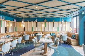 Breakfast, lunch, dinner served; sea views