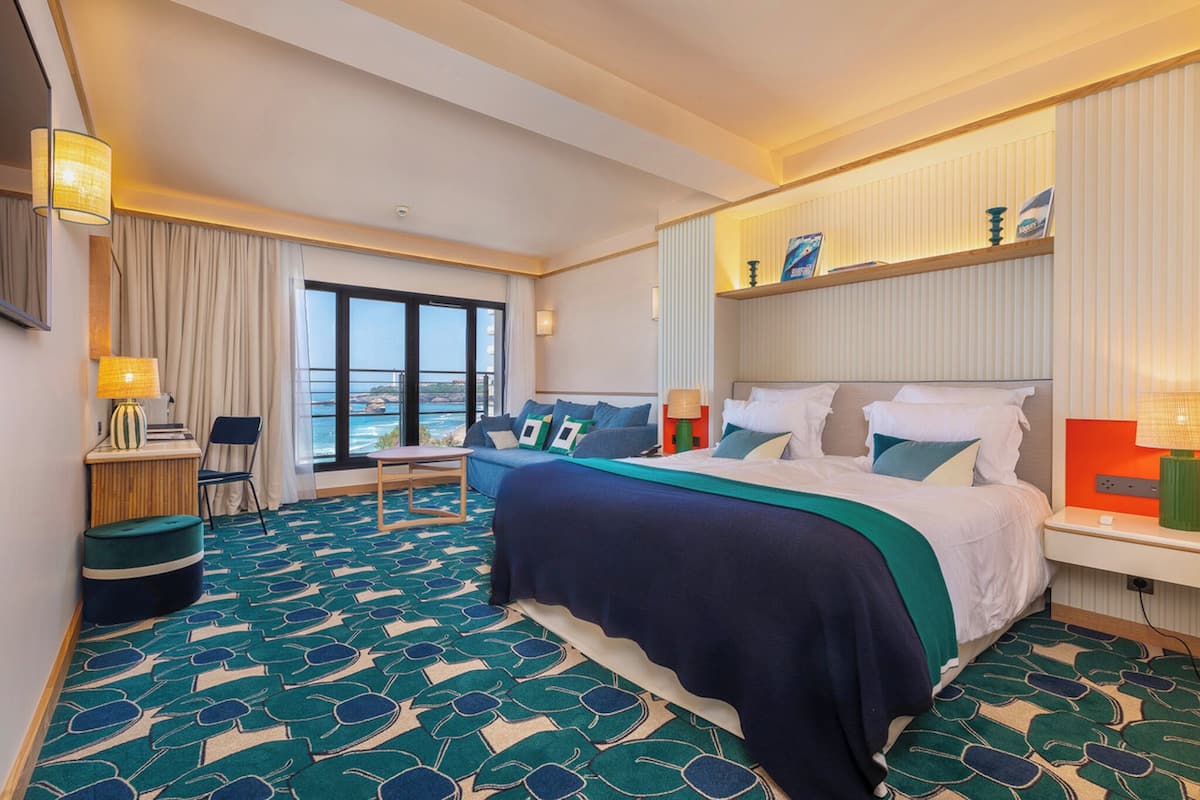 Premium bedding, down comforters, minibar, in-room safe
