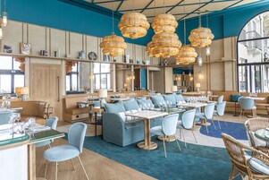 供应早餐、午餐和晚餐，海景