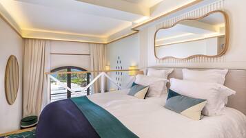 Habitación de hotel con una cama grande, un espejo, vistas al exterior y un balcón.