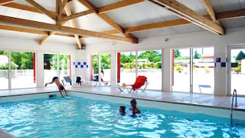 Indendørs pool, sæsonbestemt udendørs pool, liggestole