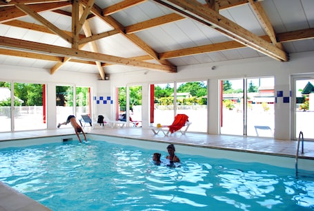 Una piscina techada, una piscina al aire libre de temporada