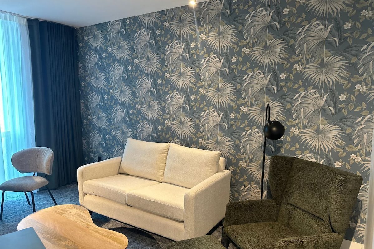 junior room, 1 king bed | living area | flat-screen tv