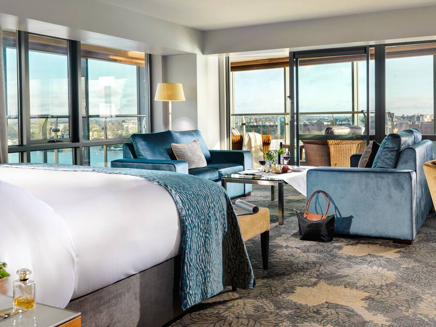 Hypo-allergenic bedding, in-room safe, desk, blackout curtains