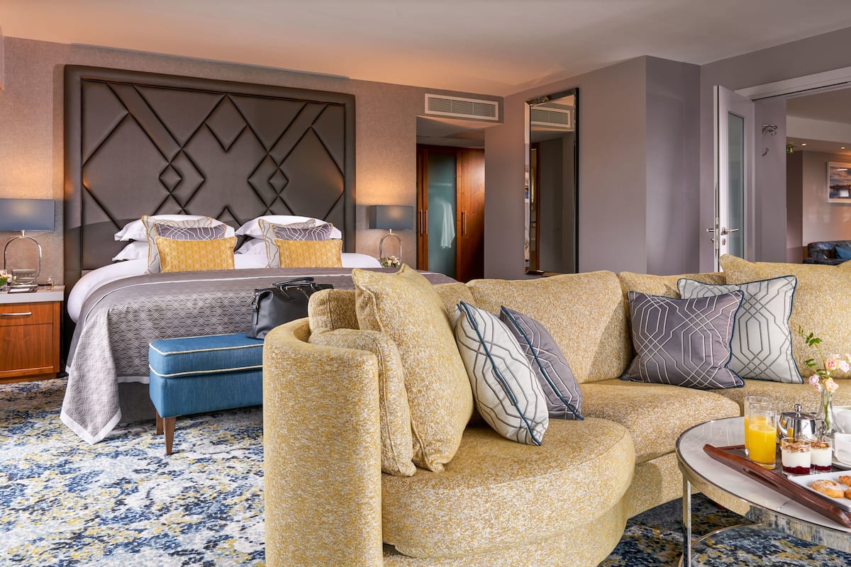 Presidential Suite, 1 Bedroom, River View | Hypo-allergenic bedding available, in-room safe, desk, blackout drapes