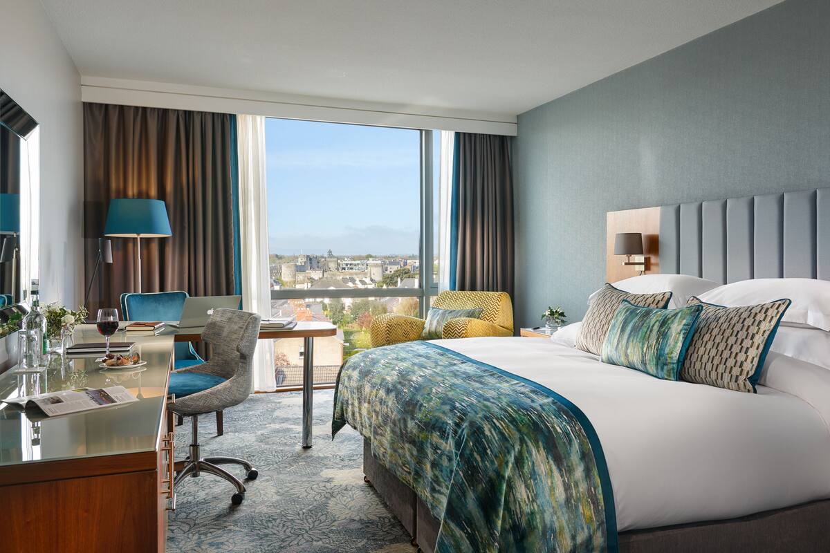 Executive Room, 1 King Bed | Hypo-allergenic bedding available, in-room safe, desk, blackout drapes