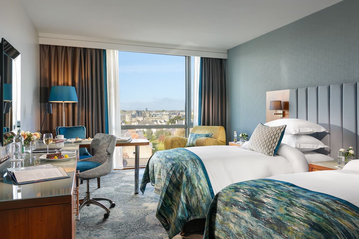 Executive Twin Room | Hypo-allergenic bedding available, in-room safe, desk, blackout drapes