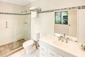 2 Bedroom Apartment | Bathroom | Shower, free toiletries, hair dryer, towels