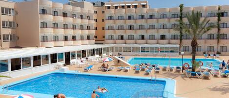 3 albercas al aire libre y sombrillas en la alberca