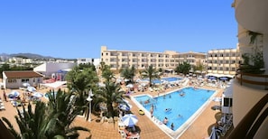 3 piscinas al aire libre, sombrillas