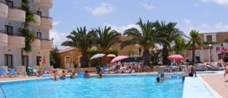 3 piscines extérieures, parasols de plage