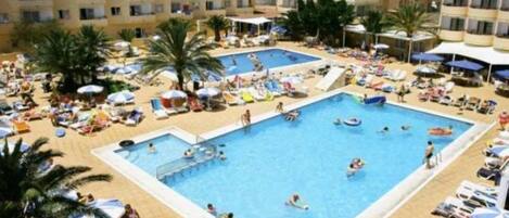 3 utomhuspooler och parasoller