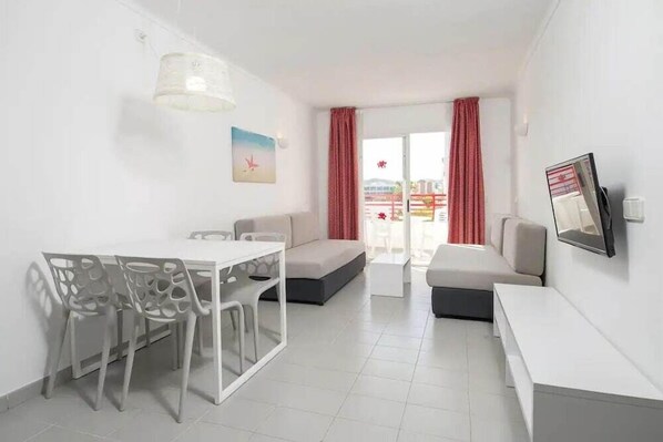 Breakfast, lunch, dinner served; international cuisine  - Sol Post Apartments (Sant Josep de sa Talaia)