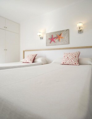 أسرّة أطفال/رضّع (مجانًا) وأسرّة قابلة للطي