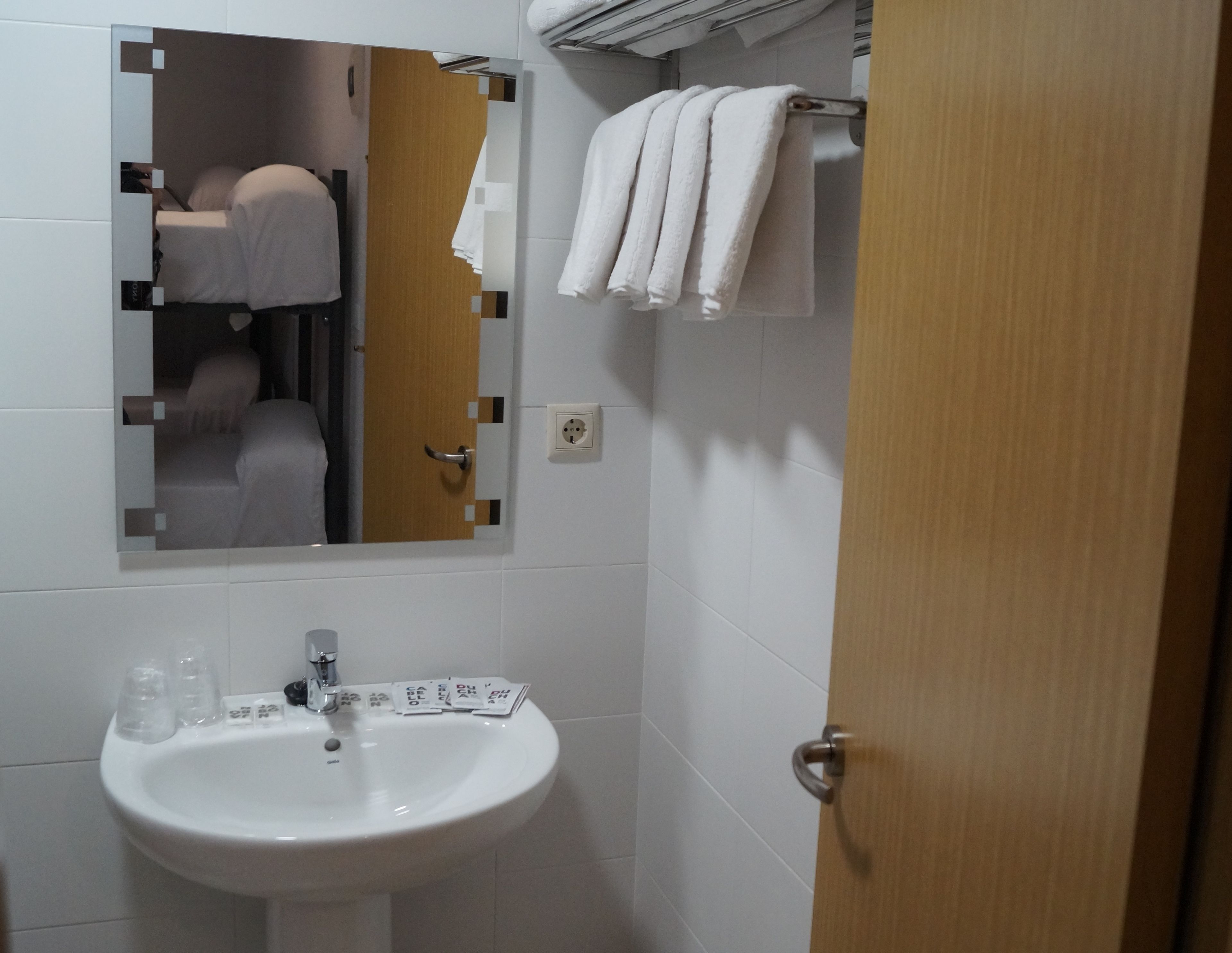 triple room | bathroom | combined shower/bathtub, bidet, towels