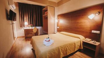 Escritorio, wifi gratis, ropa de cama