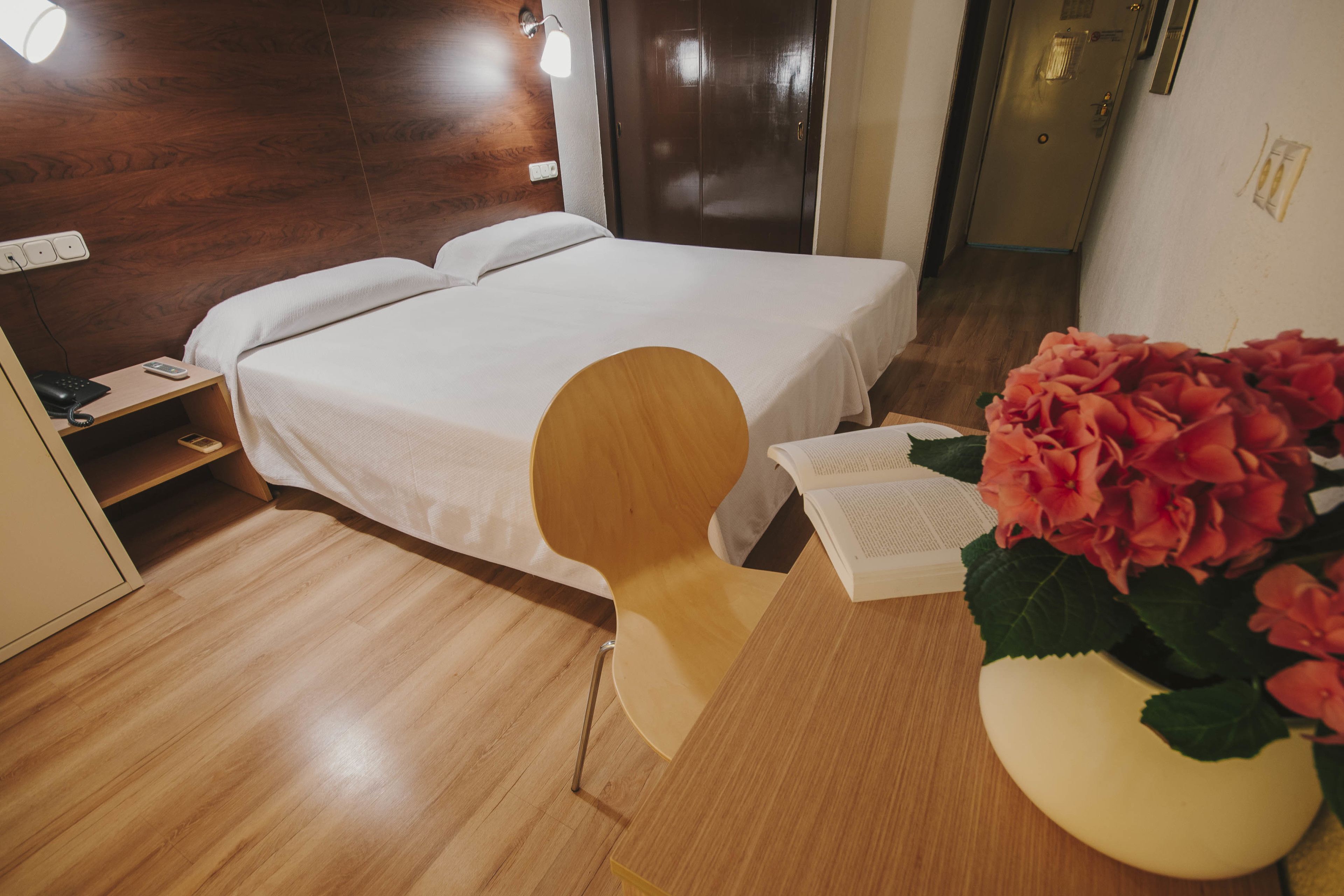 standard twin room, 2 single beds | desk, free wifi, bed sheets