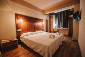 Desk, free WiFi, bed sheets - Hotel Embajador (Almeria)