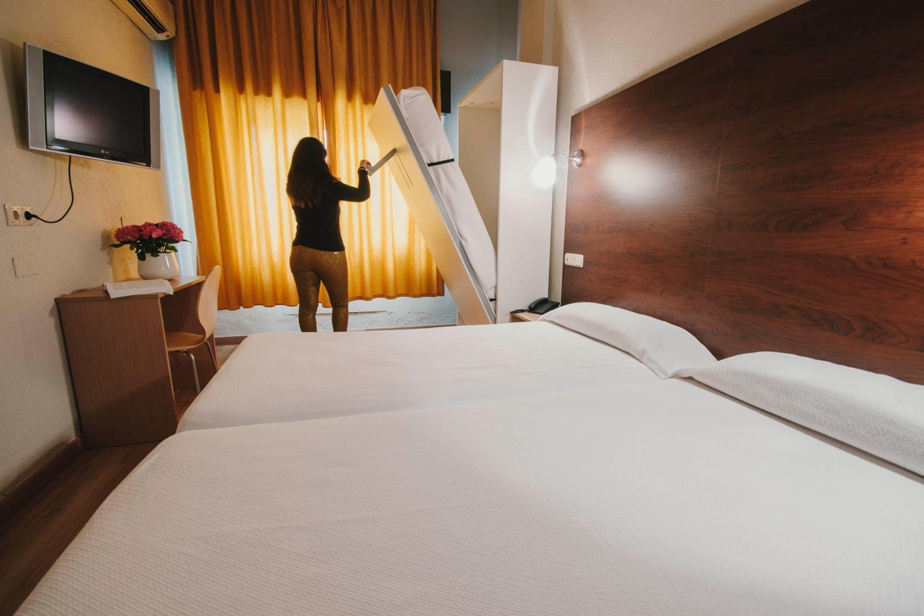 desk, free wifi, bed sheets