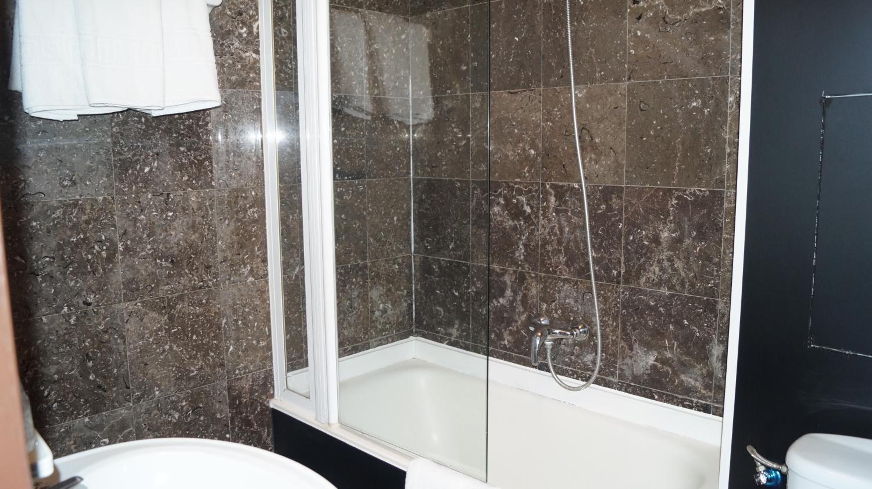 combined shower/bathtub, bidet, towels