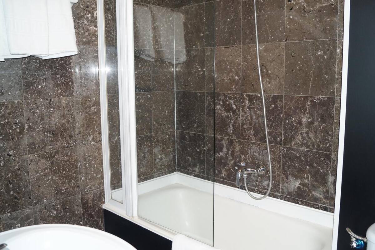 combined shower/bathtub, bidet, towels