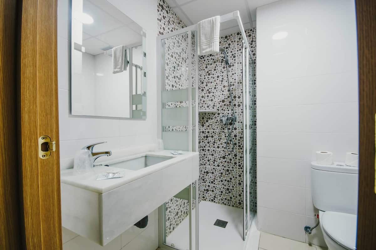 combined shower/bathtub, bidet, towels