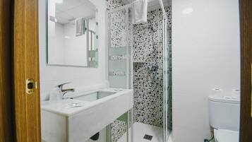 Combined shower/tub, bidet, towels