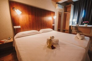 Desk, free WiFi, bed sheets - Hotel Embajador (Almeria)