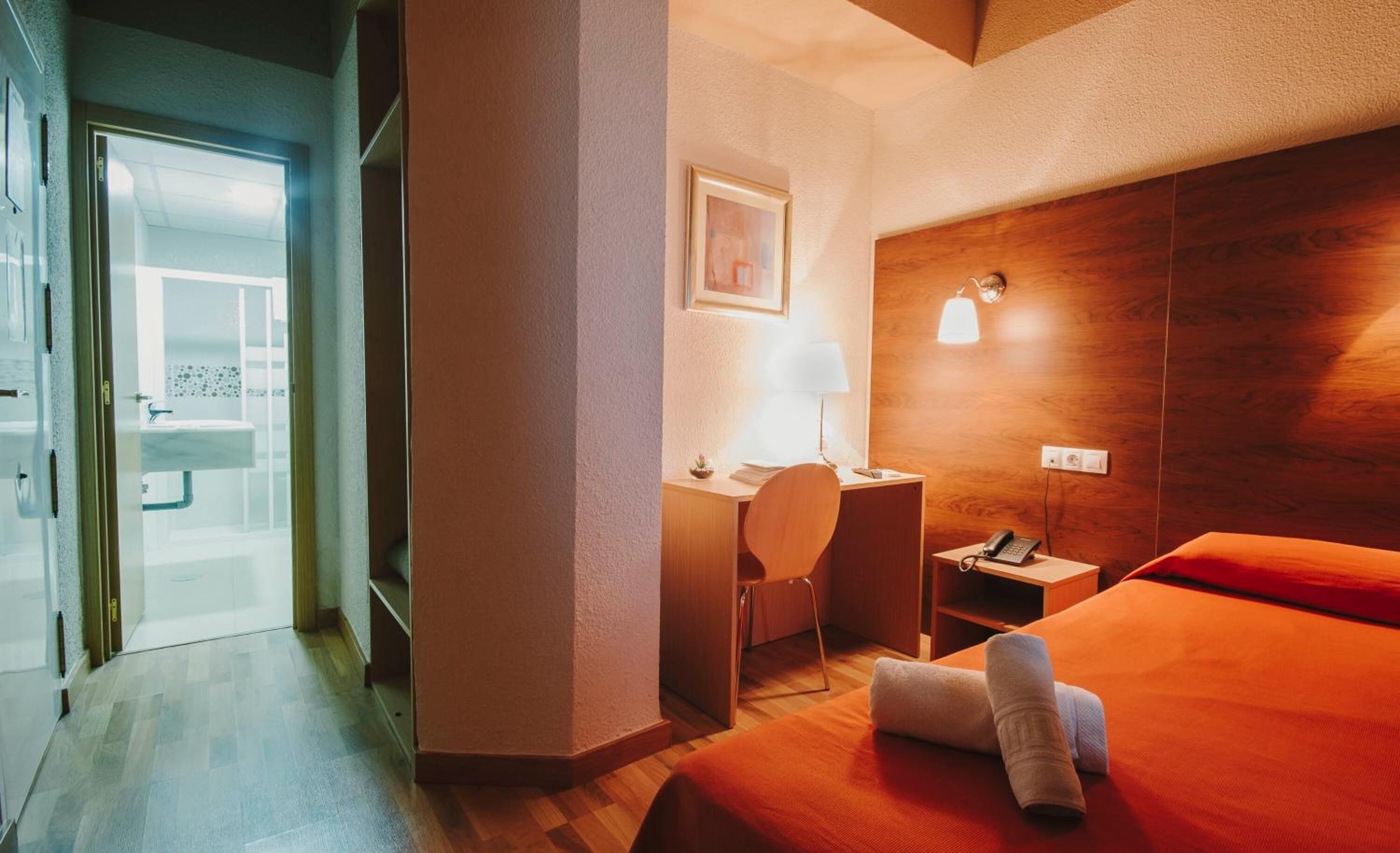 desk, free wifi, bed sheets