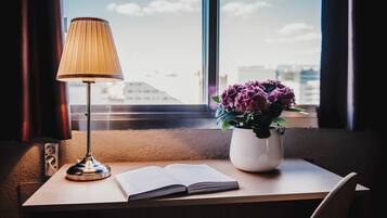 Escritorio, wifi gratis, ropa de cama