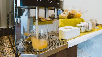 Se ofrece un desayuno bufé (5 EUR por persona)