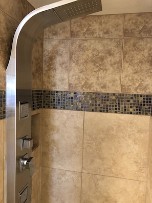 Chambre Deluxe, 1 grand lit | Douche de la salle de bain